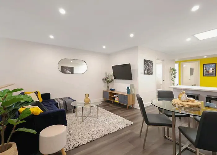 City Centre Unit Overlooking Ryrie Street!