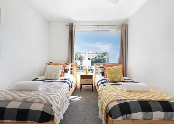 City Centre Unit Overlooking Ryrie Street!