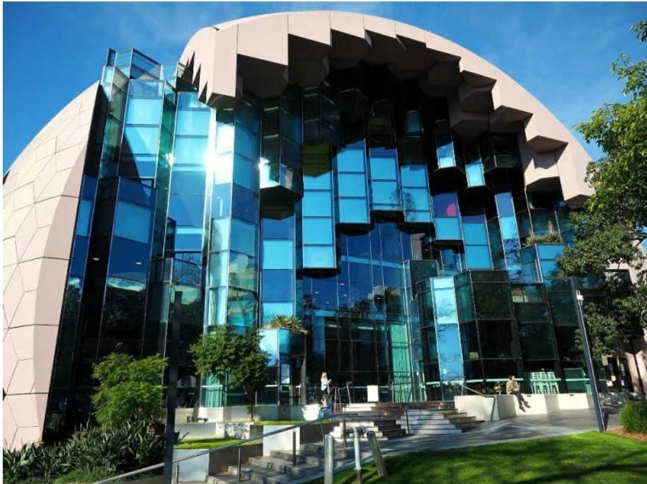 Apartment Centre Unit Overlooking Ryrie Street! Geelong