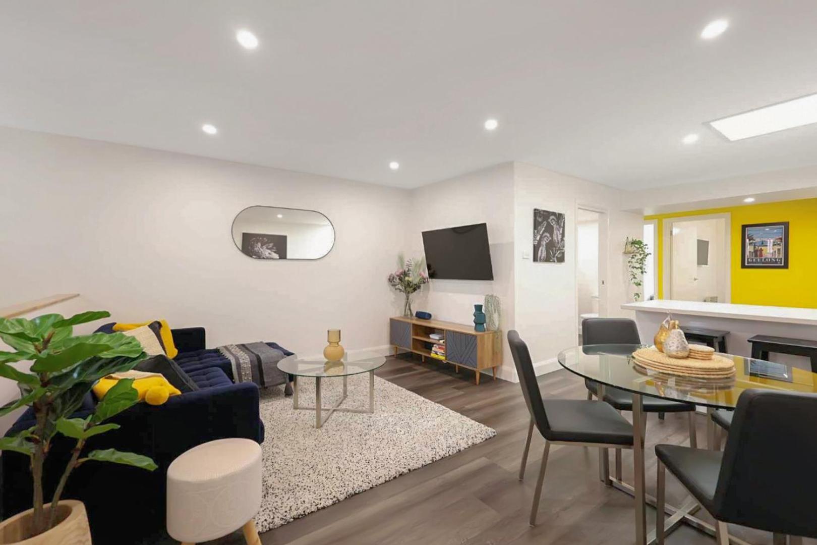 Apartment Centre Unit Overlooking Ryrie Street!