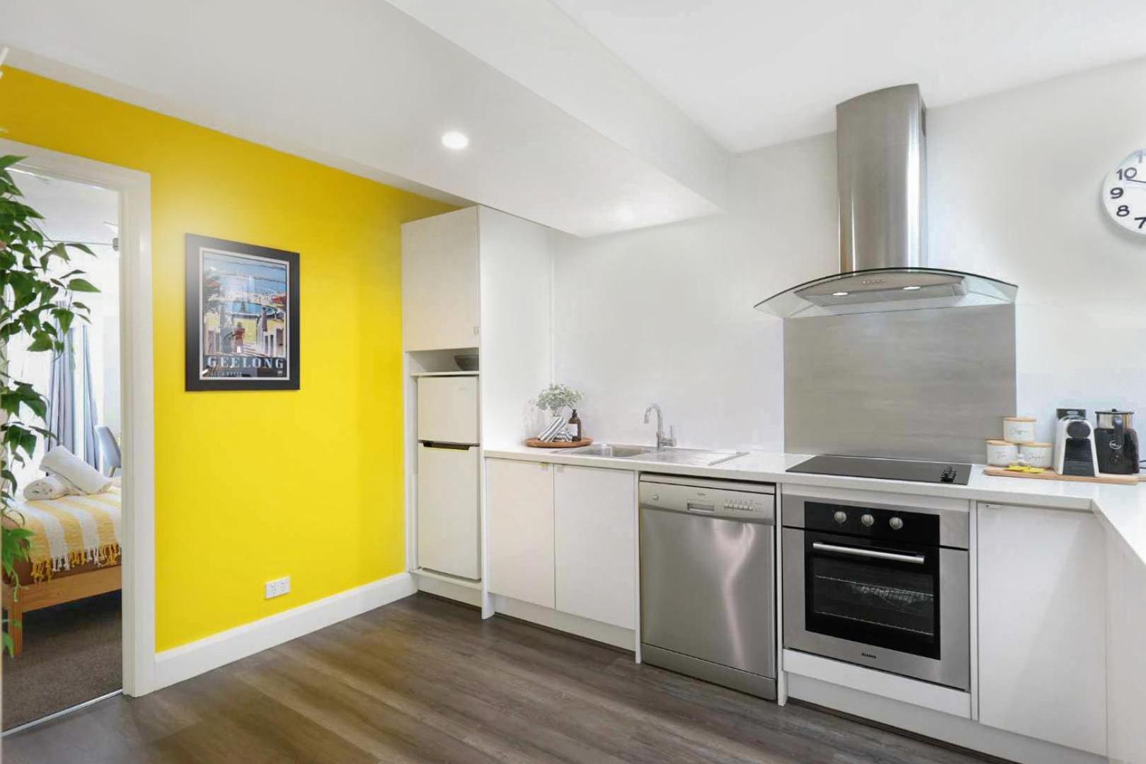 Centre Unit Overlooking Ryrie Street! Apartment