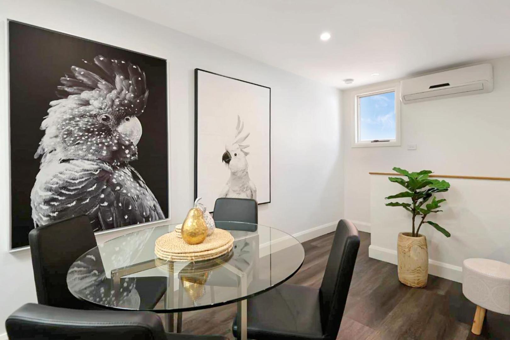 Apartment Centre Unit Overlooking Ryrie Street! Geelong