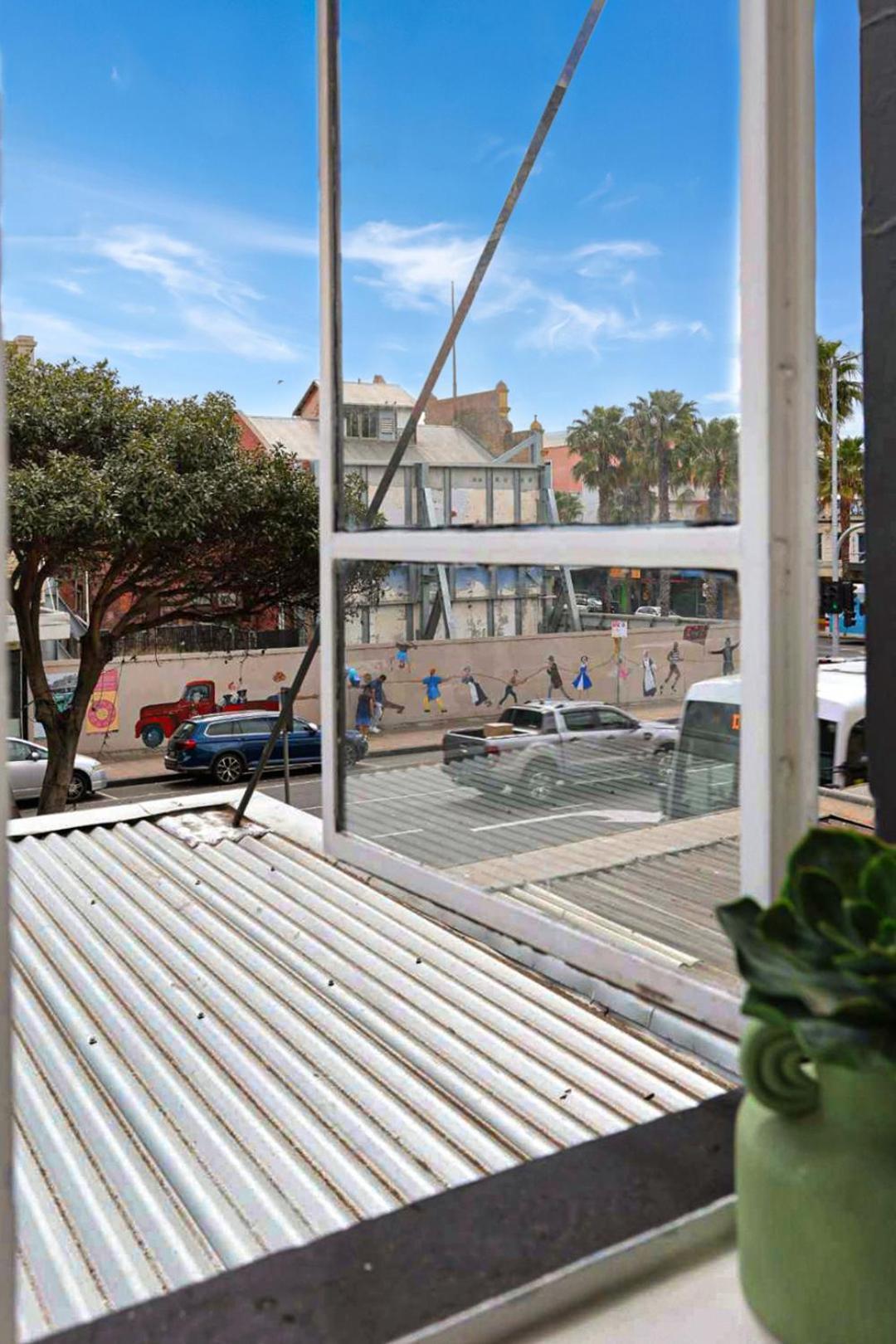 Centre Unit Overlooking Ryrie Street! Apartment Geelong