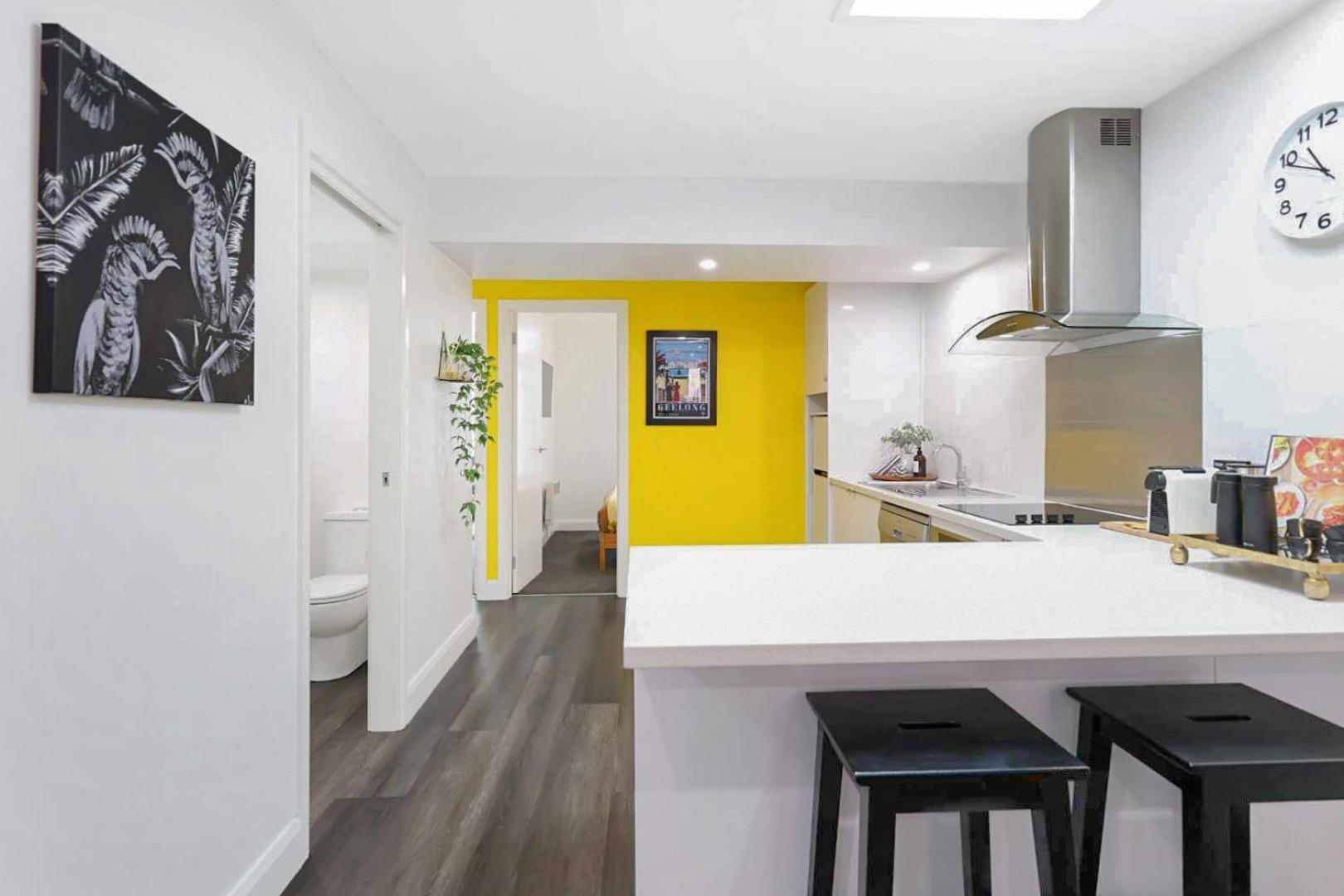 Centre Unit Overlooking Ryrie Street! Apartment *