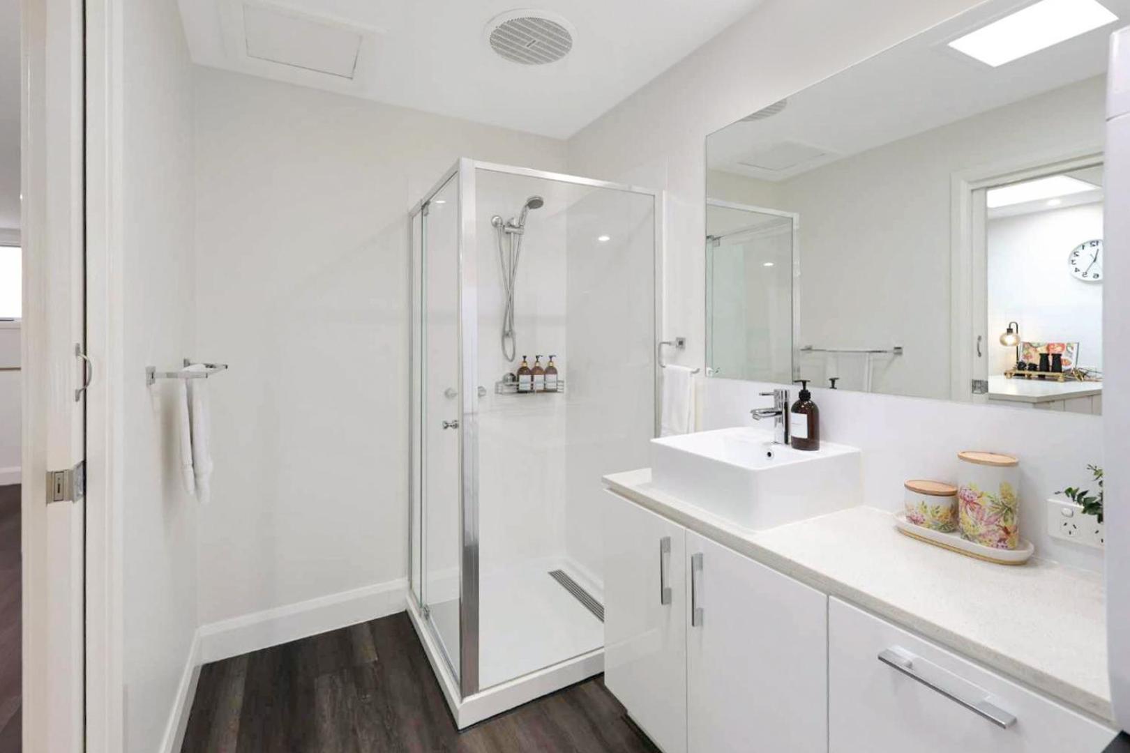Centre Unit Overlooking Ryrie Street! * Geelong