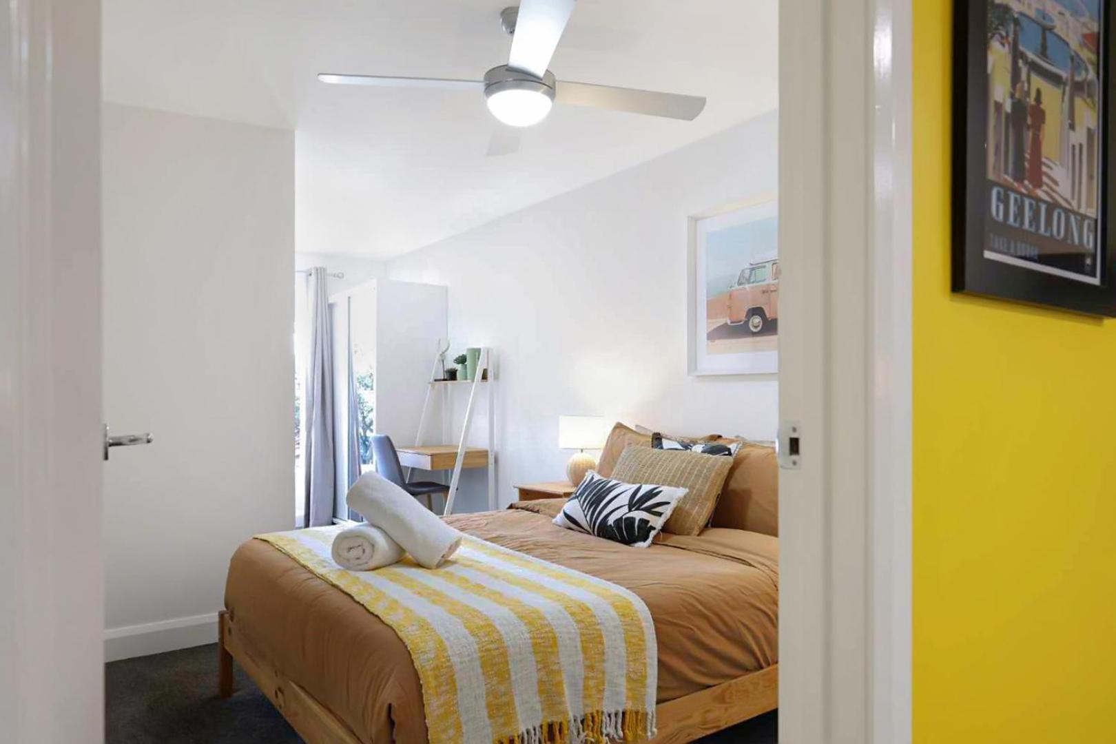 Apartment Centre Unit Overlooking Ryrie Street!