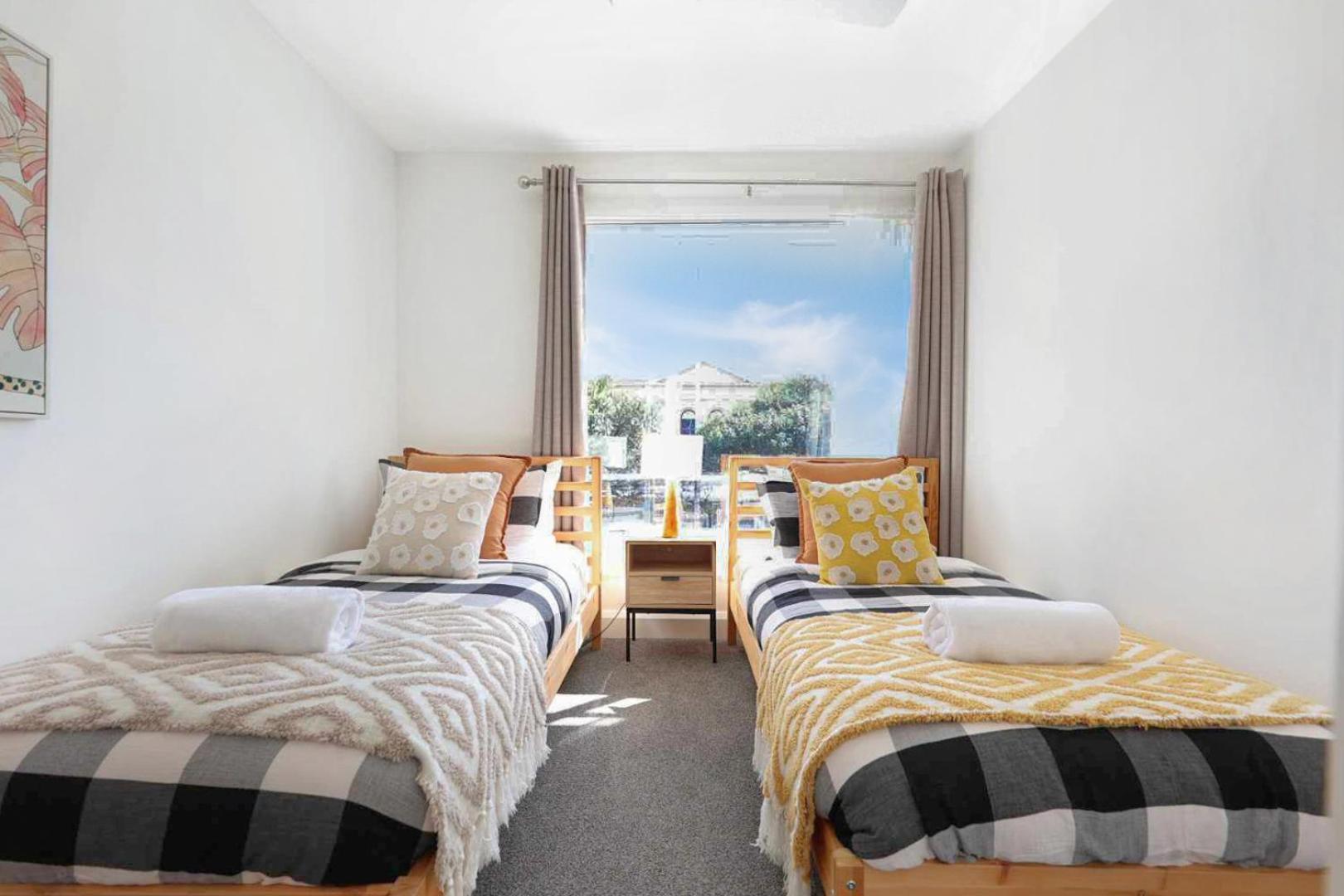Centre Unit Overlooking Ryrie Street! Apartment Geelong