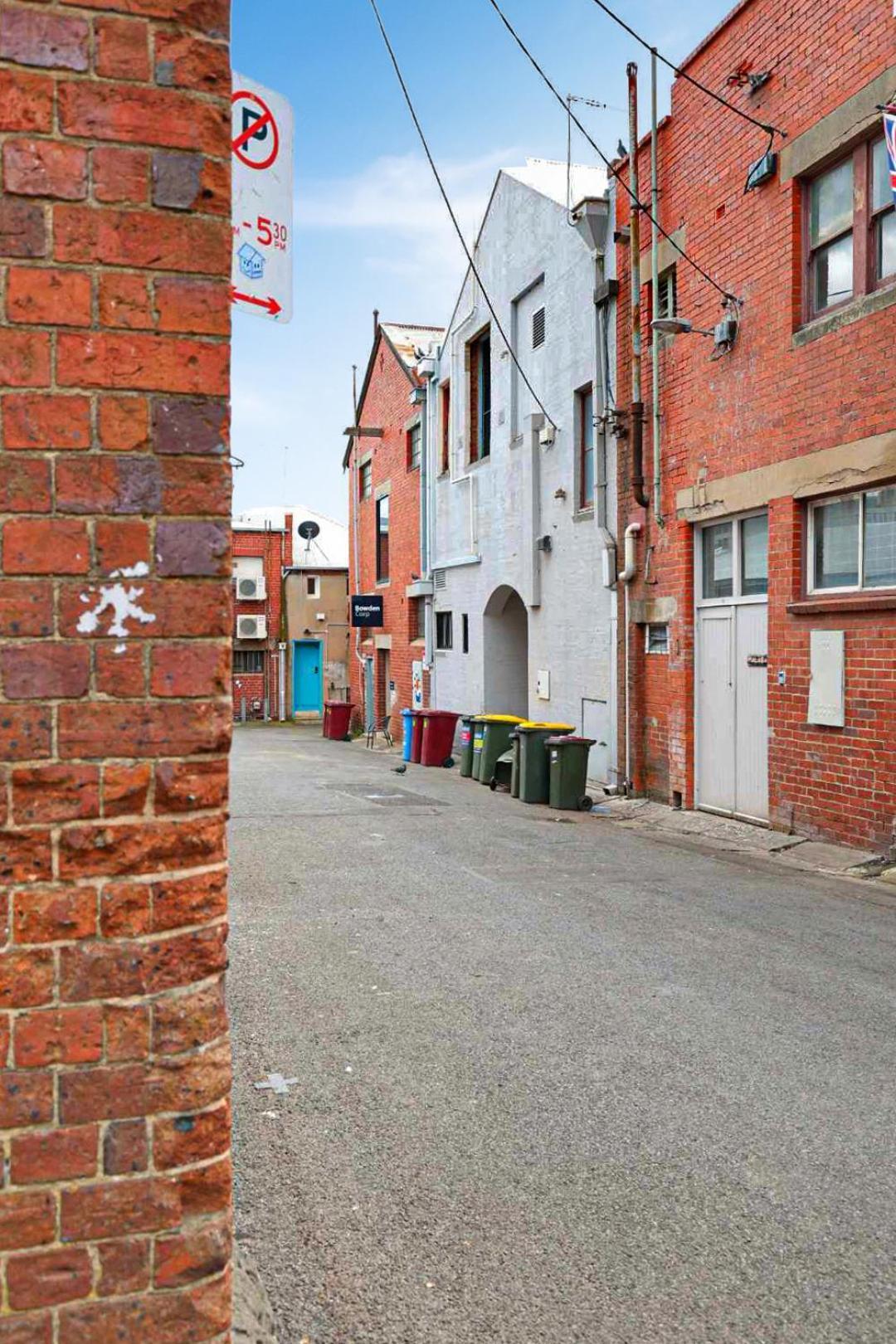 Apartment Centre Unit Overlooking Ryrie Street! *