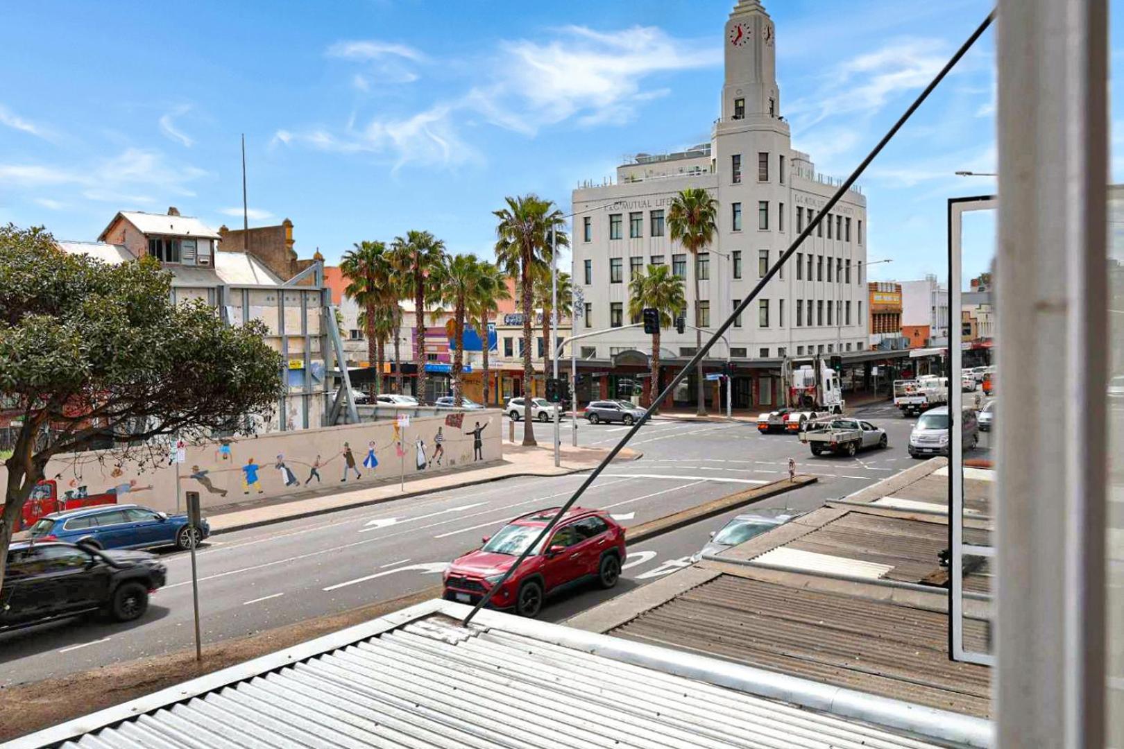 Apartment Centre Unit Overlooking Ryrie Street! Geelong
