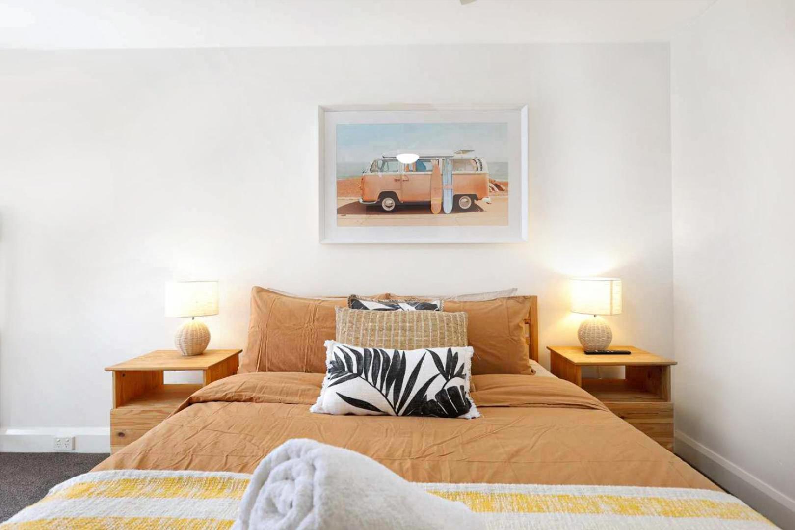 Centre Unit Overlooking Ryrie Street! Apartment