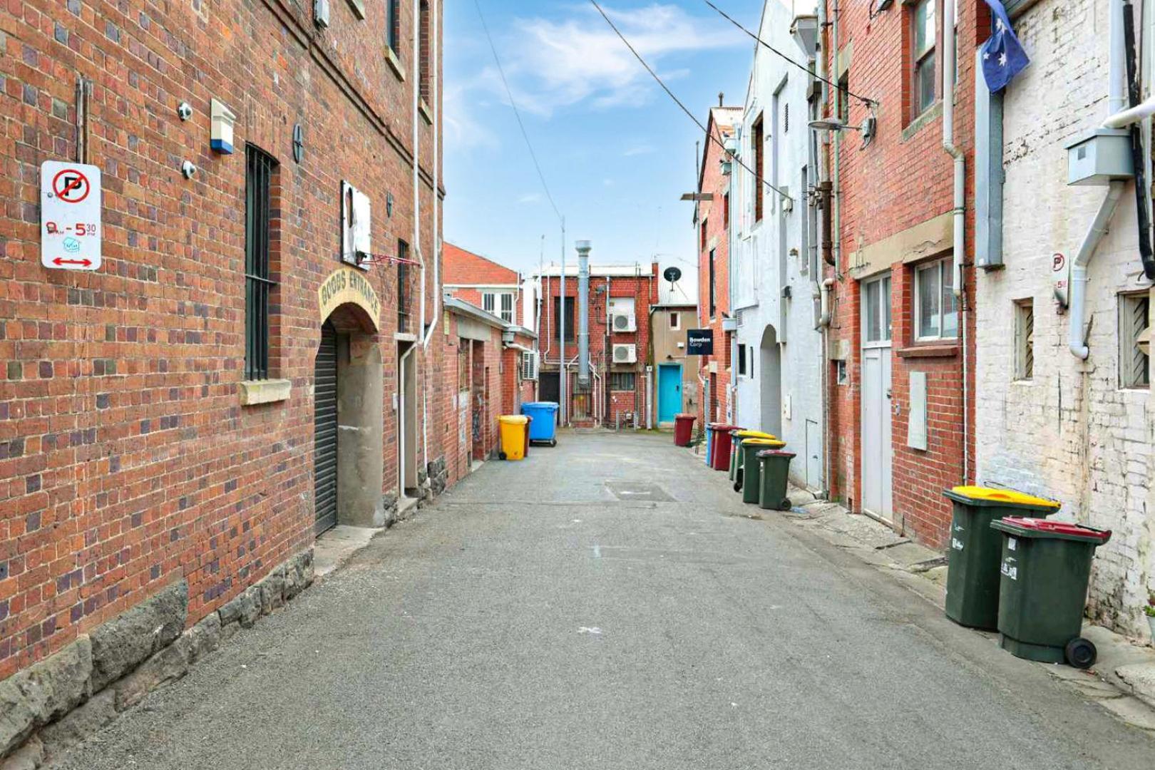 Centre Unit Overlooking Ryrie Street! Apartment *