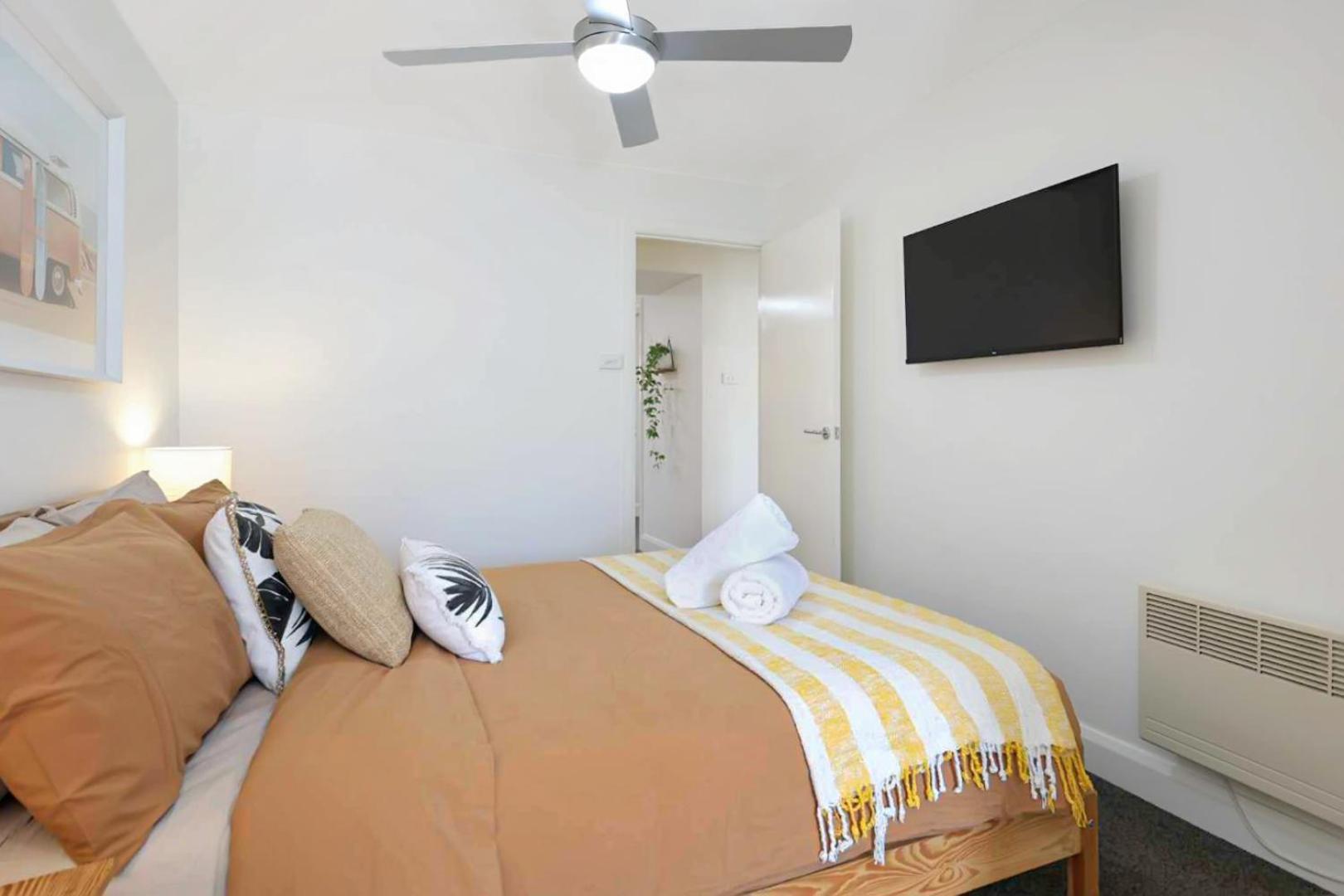 Apartment Centre Unit Overlooking Ryrie Street!