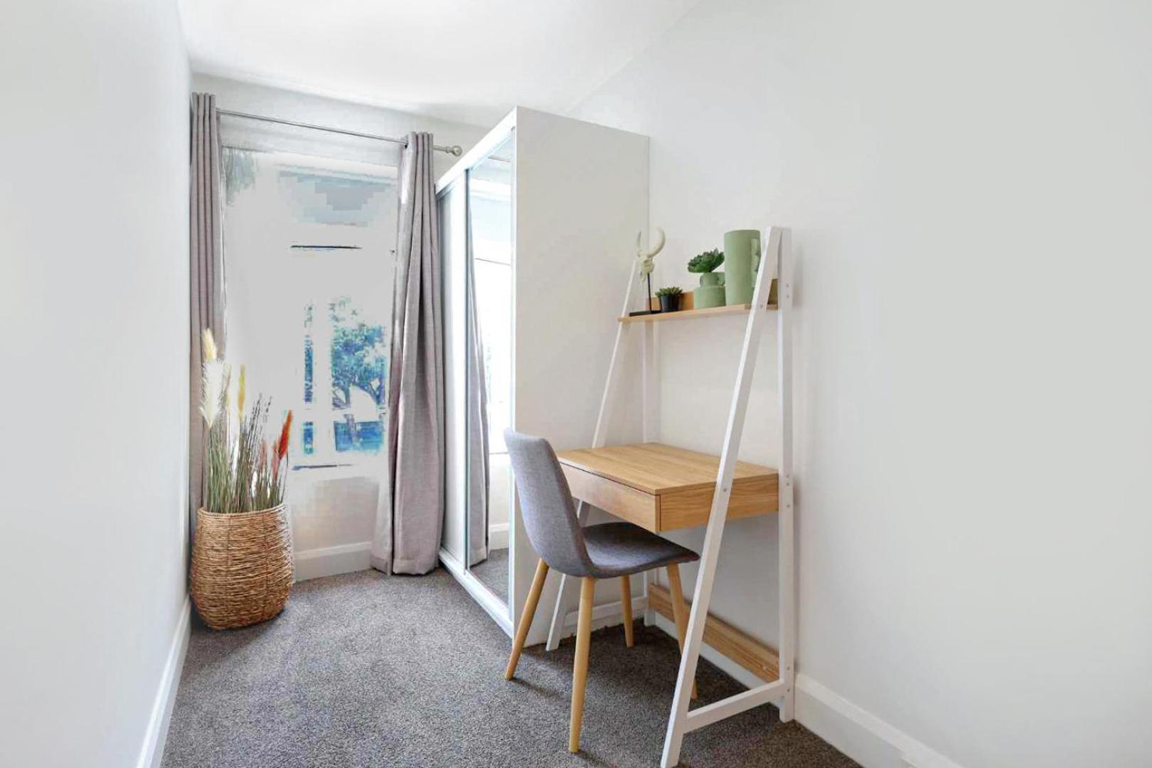 Centre Unit Overlooking Ryrie Street! *
