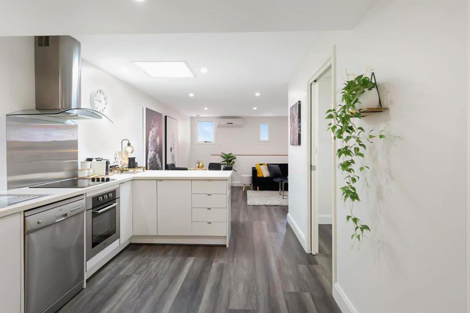 Centre Unit Overlooking Ryrie Street! Apartment Geelong