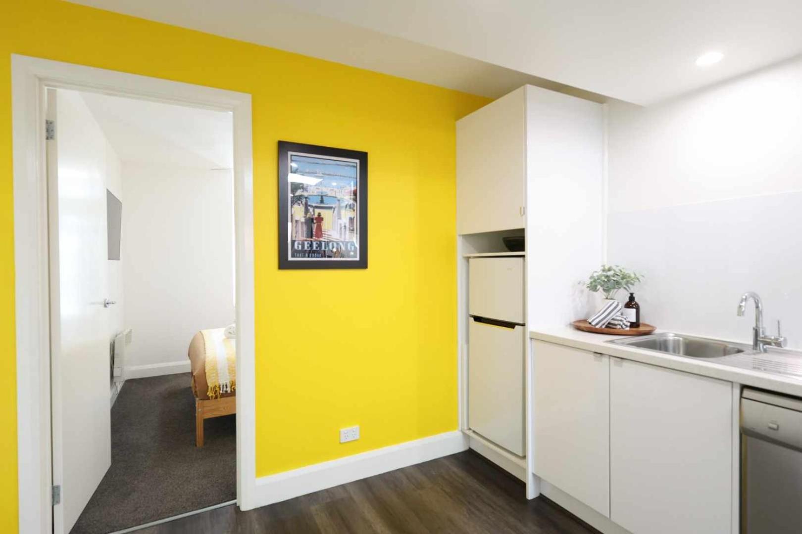Centre Unit Overlooking Ryrie Street! Apartment