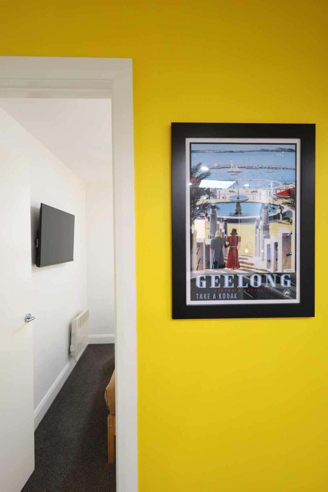 Apartment Centre Unit Overlooking Ryrie Street! *