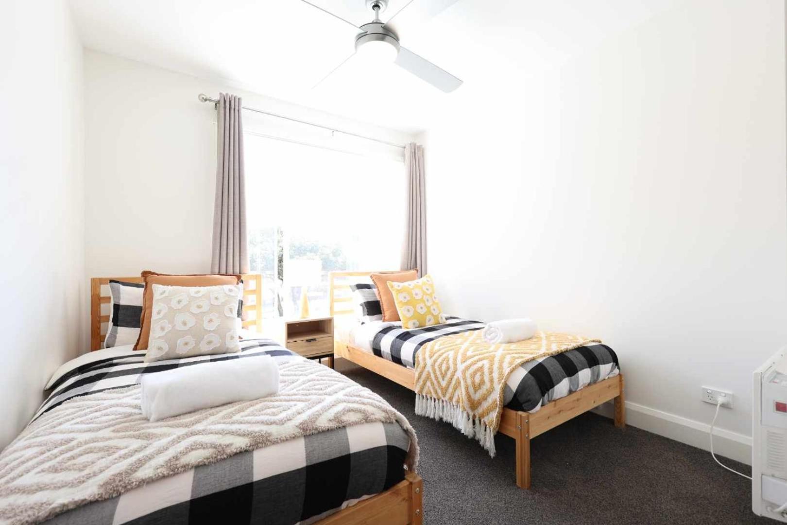 Centre Unit Overlooking Ryrie Street! *