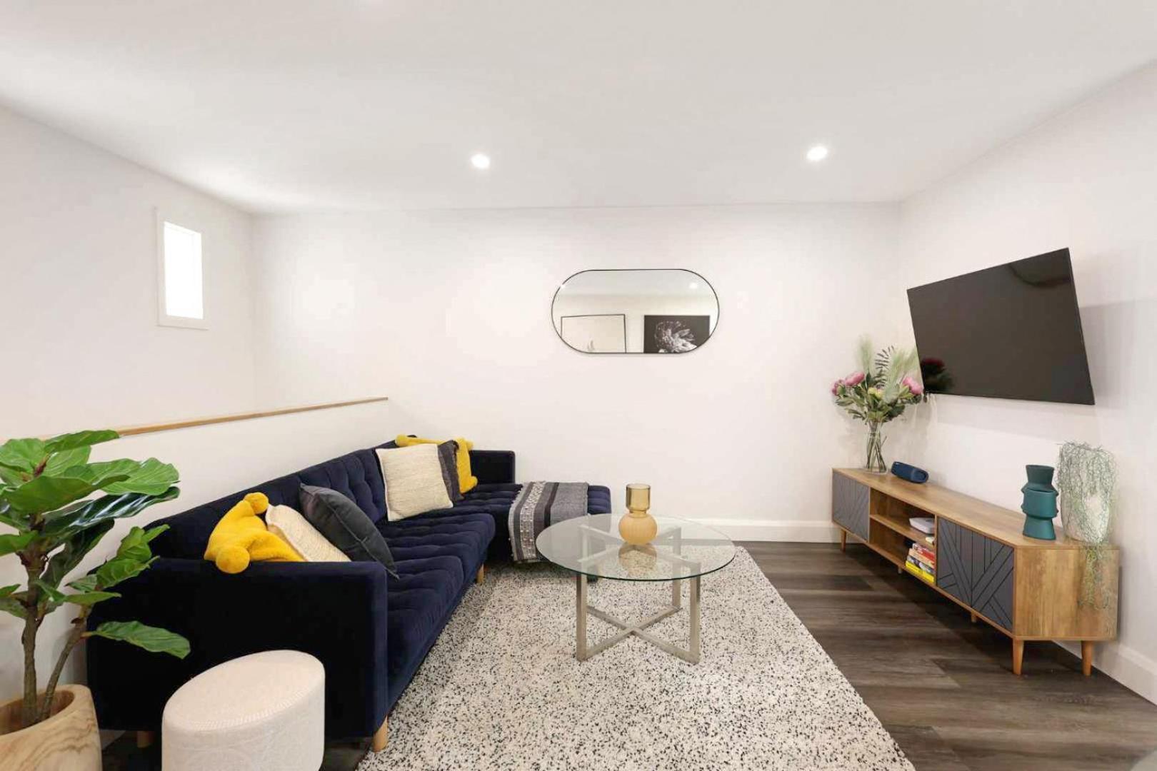 Centre Unit Overlooking Ryrie Street! * Geelong