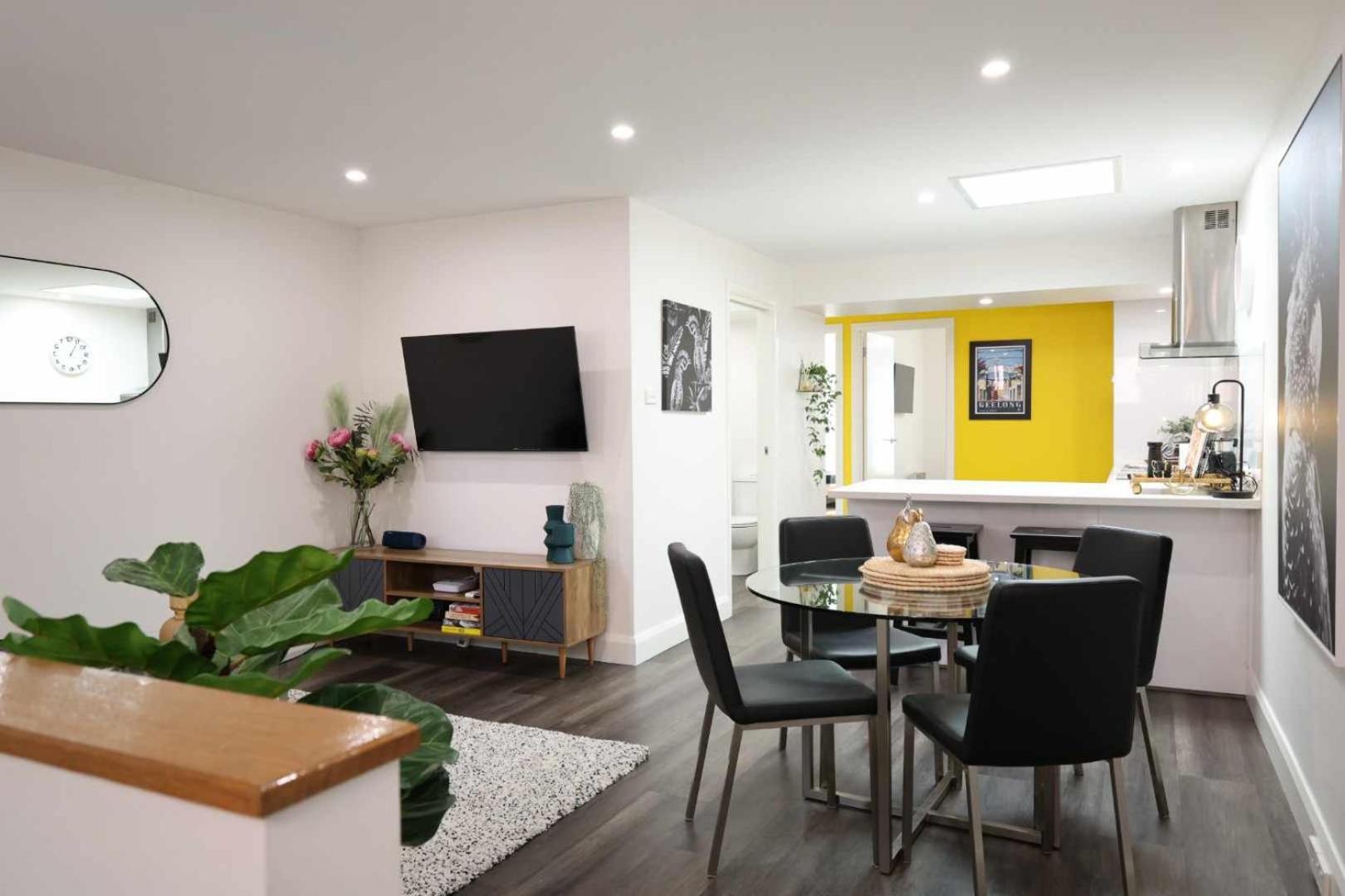 Centre Unit Overlooking Ryrie Street! Geelong